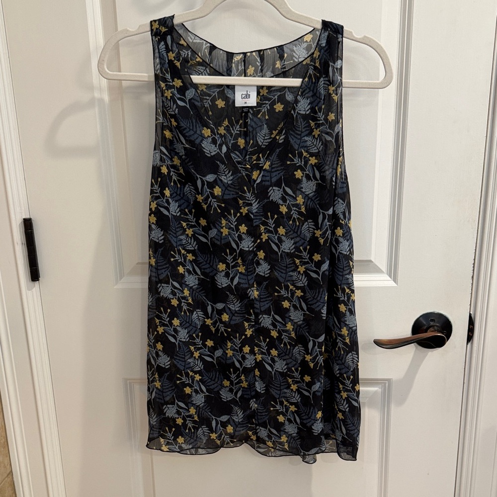 CAbi double layer sleeveless blouse in beautiful fall print, Size Medium.